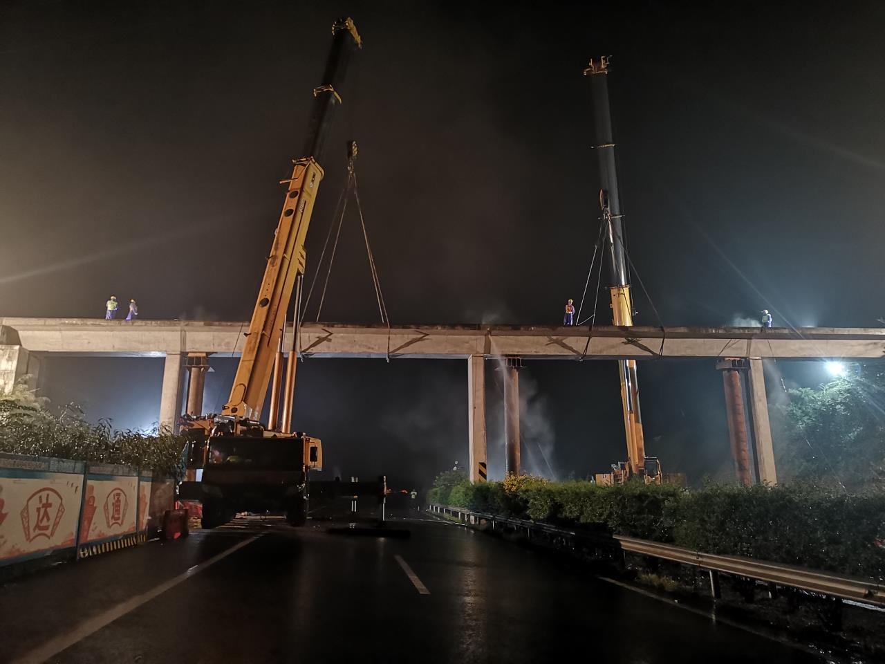 提前4小時(shí)！四川交投建設安全拆除雅西高速漢源服務(wù)區人行天橋