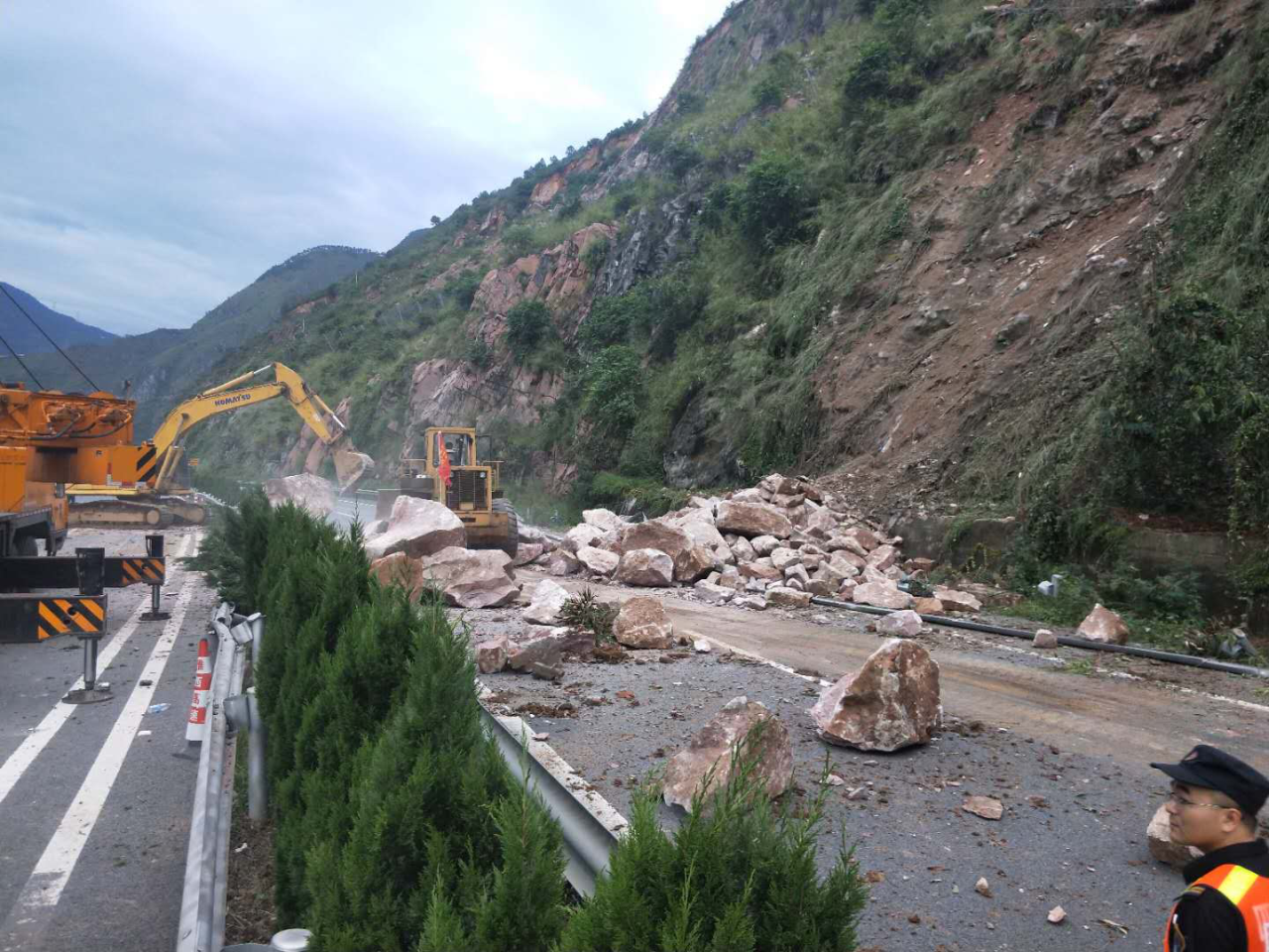 雅西高速突發(fā)山體滑坡險情 四川交投建設第一時(shí)間搶險救援