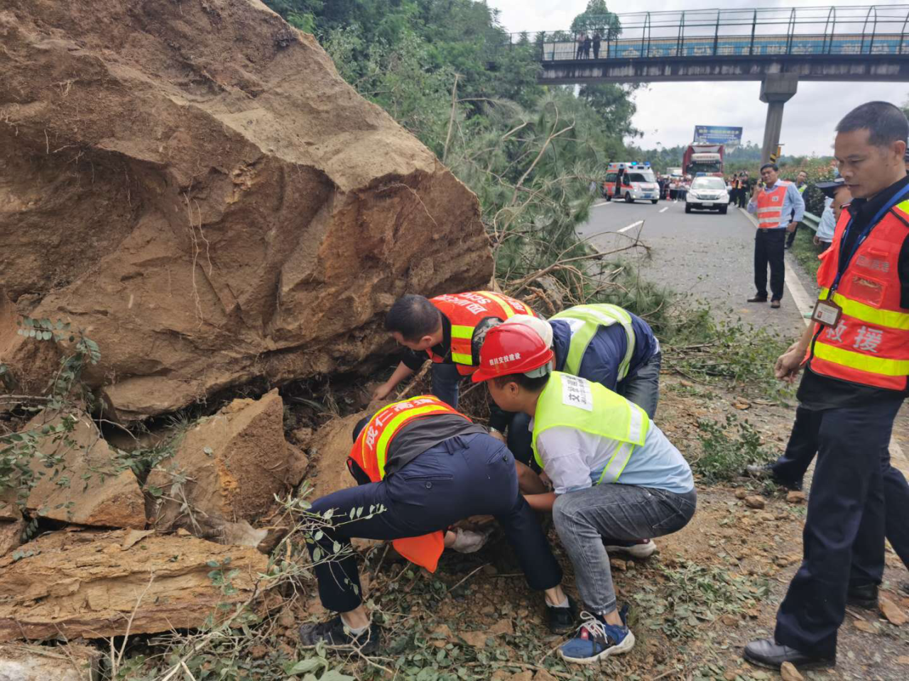 道路塌方阻斷救護車(chē)趕往醫院   四川交投建設5分鐘搶出生命通道