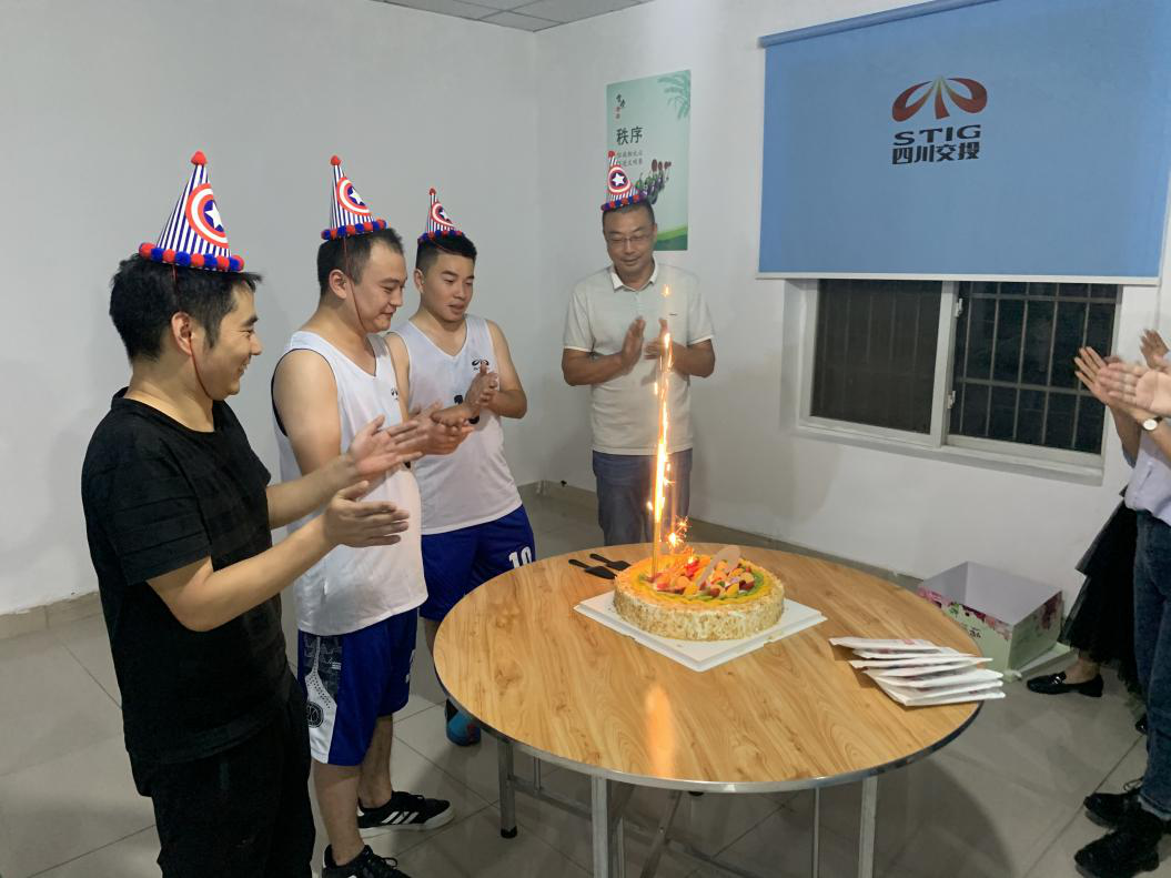 員工集體生日會(huì ) 濃濃溫情暖人心 —成綿擴容項目TJ9標段組織開(kāi)展九月項目員工集體生日會(huì )