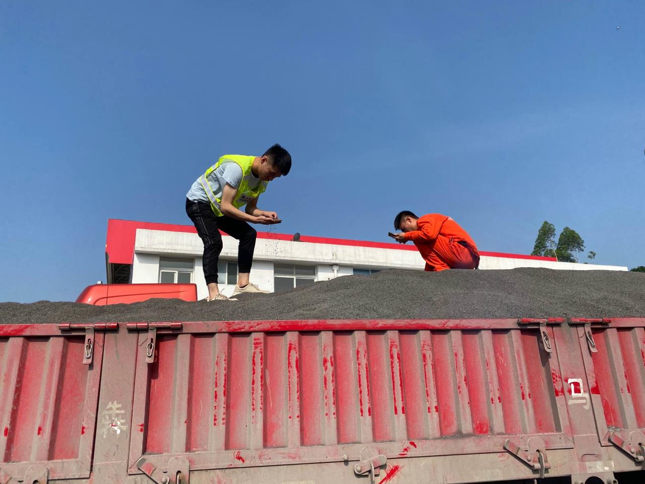 降本創(chuàng  )效 青年先行 ——南渝高速微表處青年員工在行動(dòng)