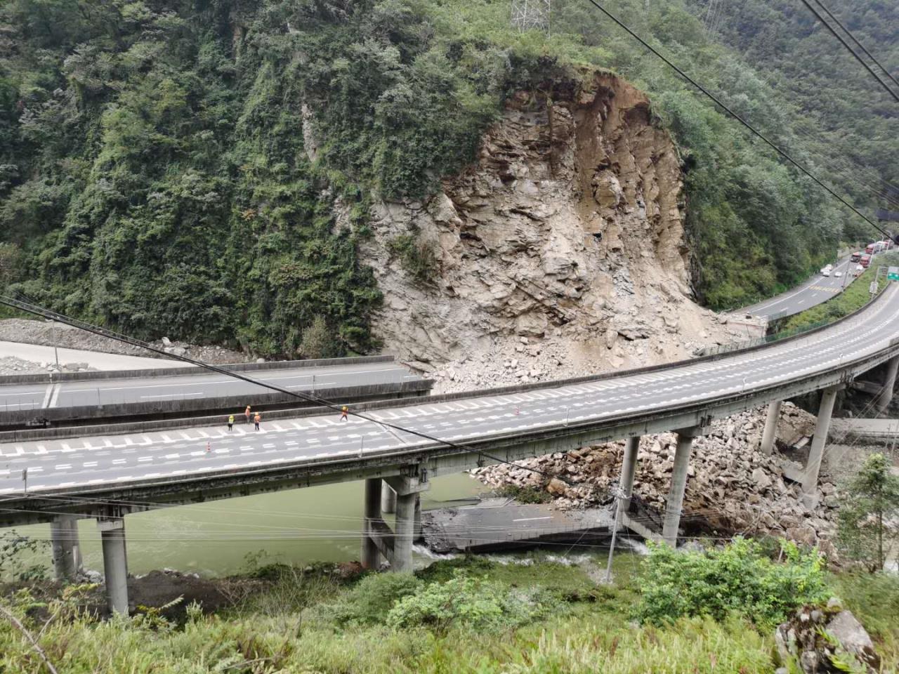 雅西高速山體滑坡交通中斷 四川交投建設公司搶險隊已赴現場(chǎng)
