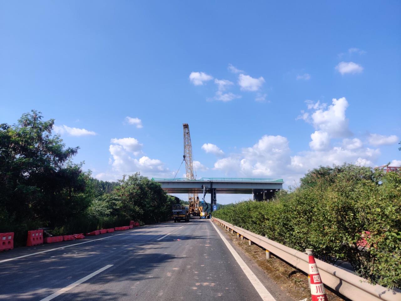 長(cháng)河樞紐互通主線(xiàn)段鋼箱梁.jpg