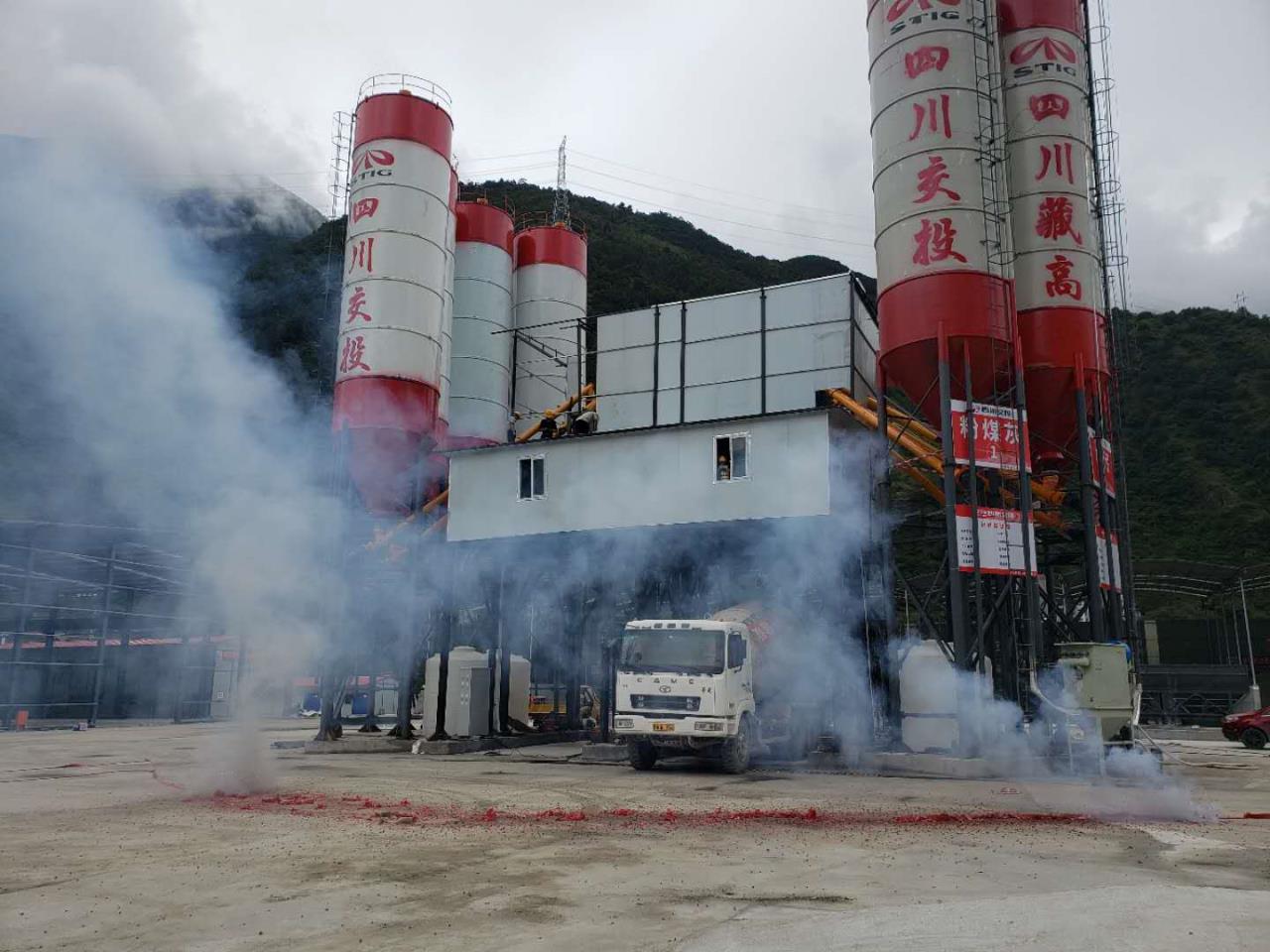 瀘石高速全線(xiàn)首個(gè)自建拌合站試拌成功