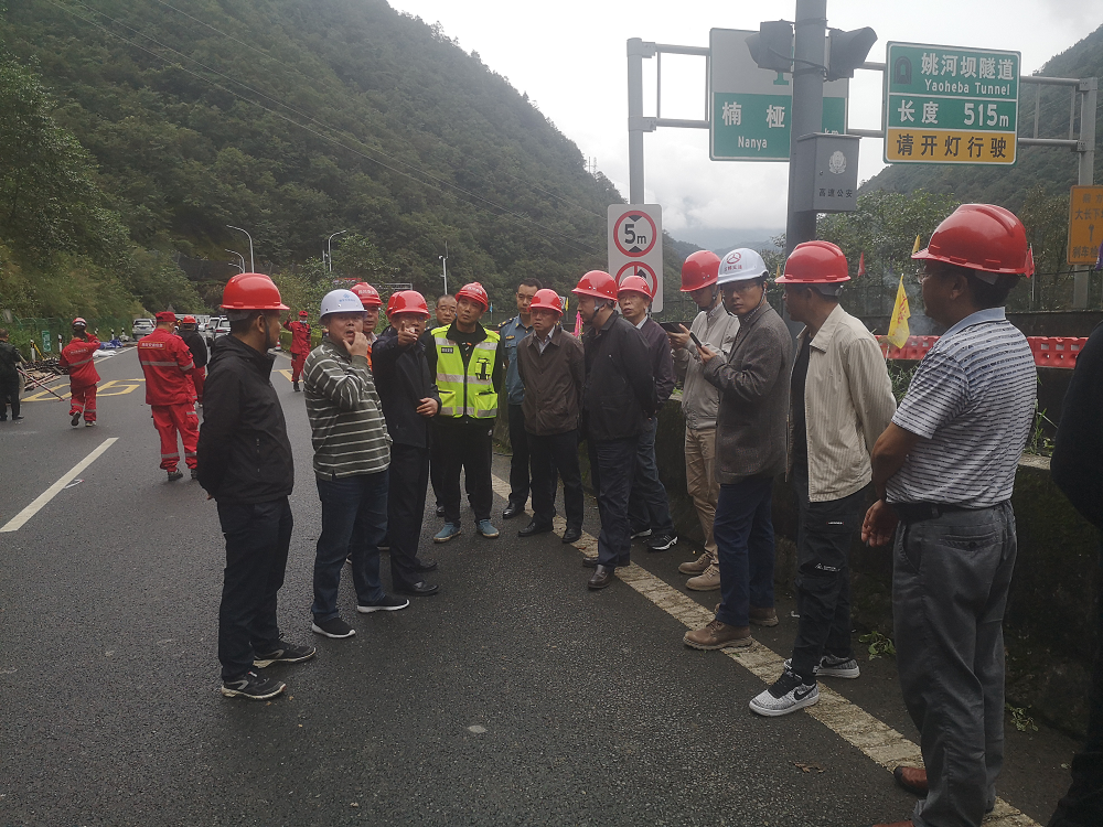 省交通運輸廳安全總監王波、安全監督處處長(cháng)朱江一行到雅西高速搶險現場(chǎng)檢查安全工作