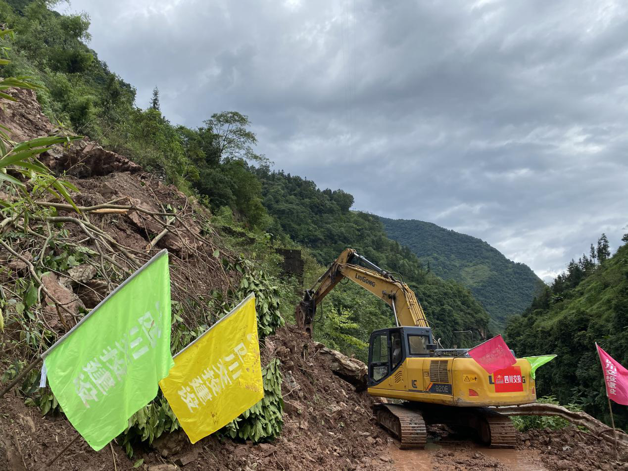 四川交投建設宜金高速公路XJ5合同段連夜搶通山體滑坡阻礙群眾出行路