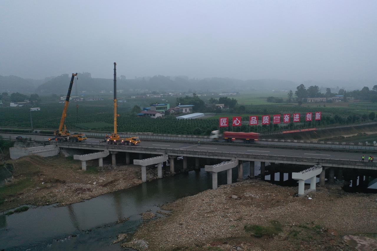 成樂(lè )擴容建設金牛河大橋首跨梁板架設完成