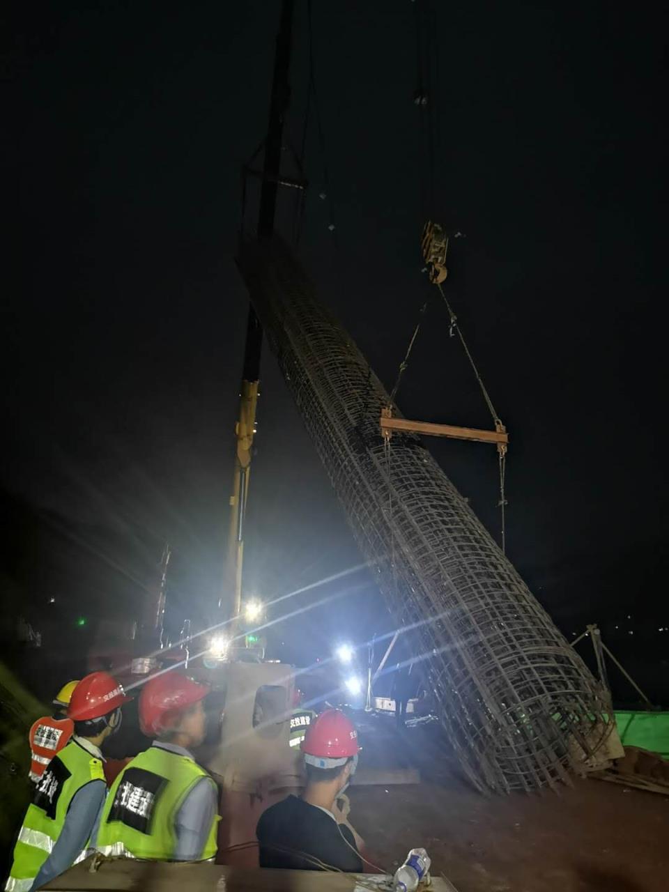 挑燈夜戰干勁高 機械轟鳴現場(chǎng)忙