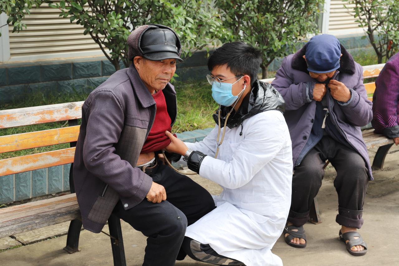 醫生為老人檢查身體.JPG
