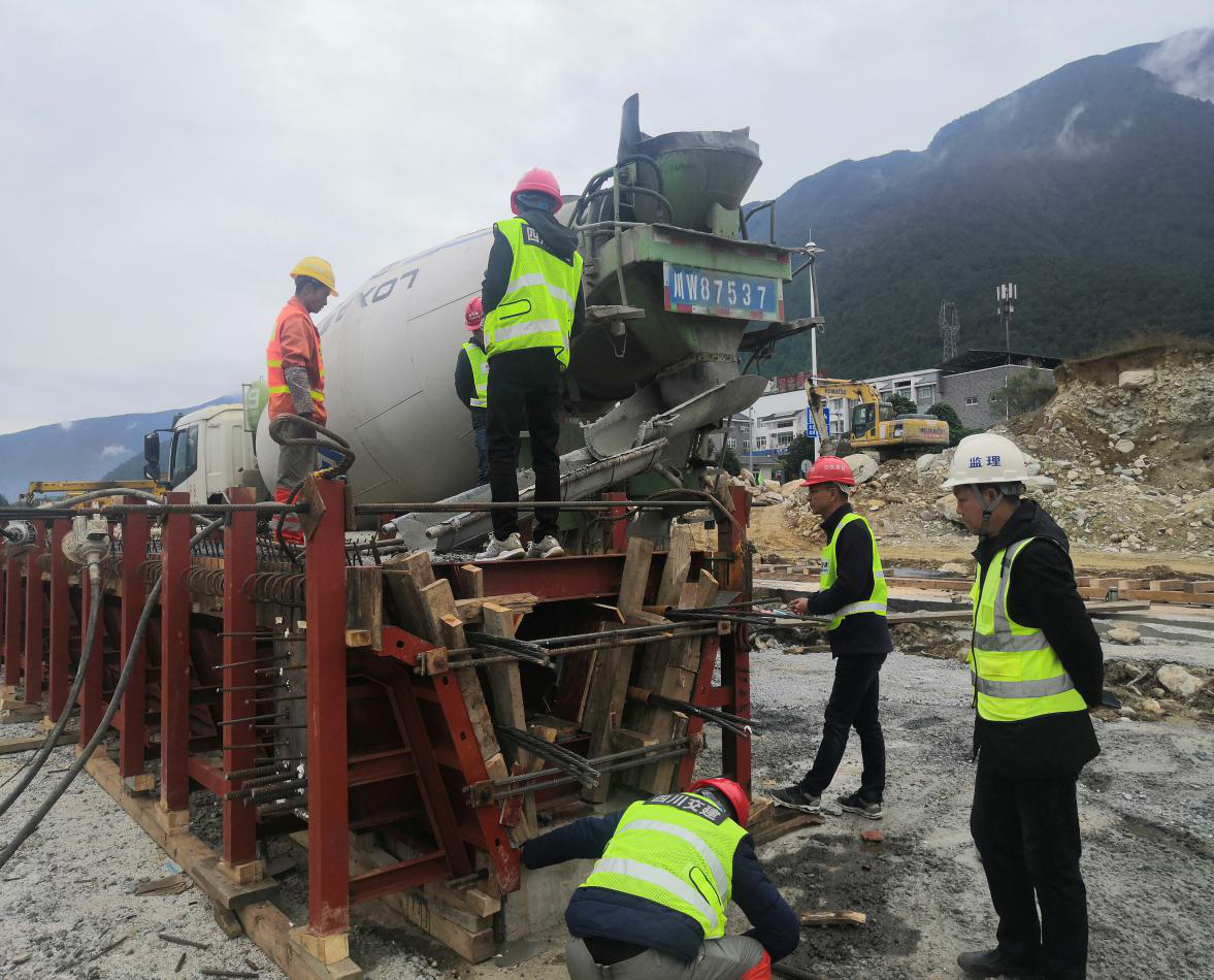 雅西高速公路冕寧收費站及連接線(xiàn)擴建工程黑山溝中橋順利澆筑第一片預制梁