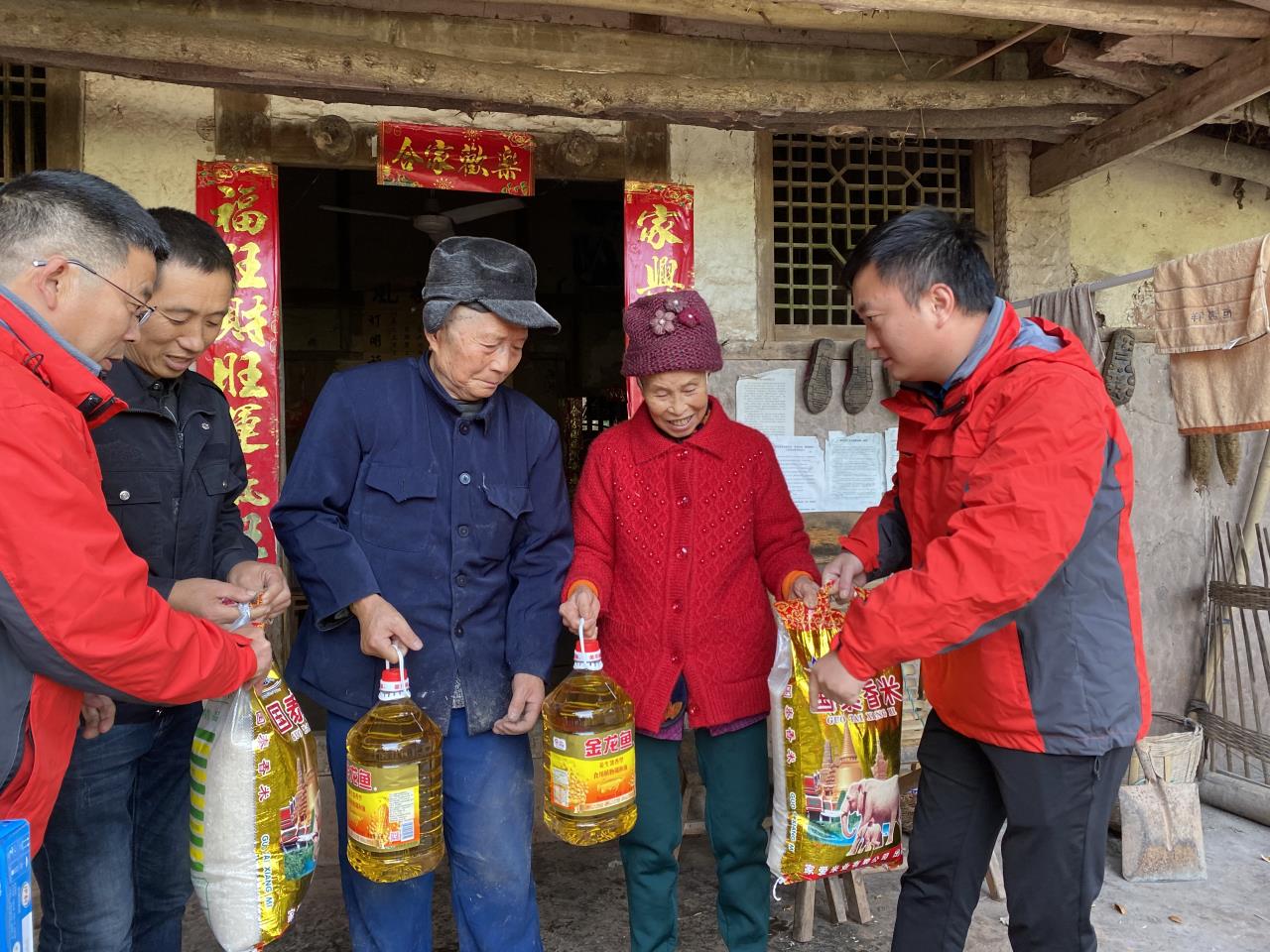 贈送慰問(wèn)品.jpg