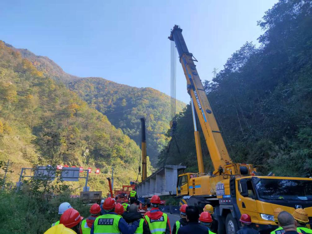 首跨橋梁板運輸到位！雅西高速姚河壩災后恢復重建工程梁板架設即將開(kāi)始