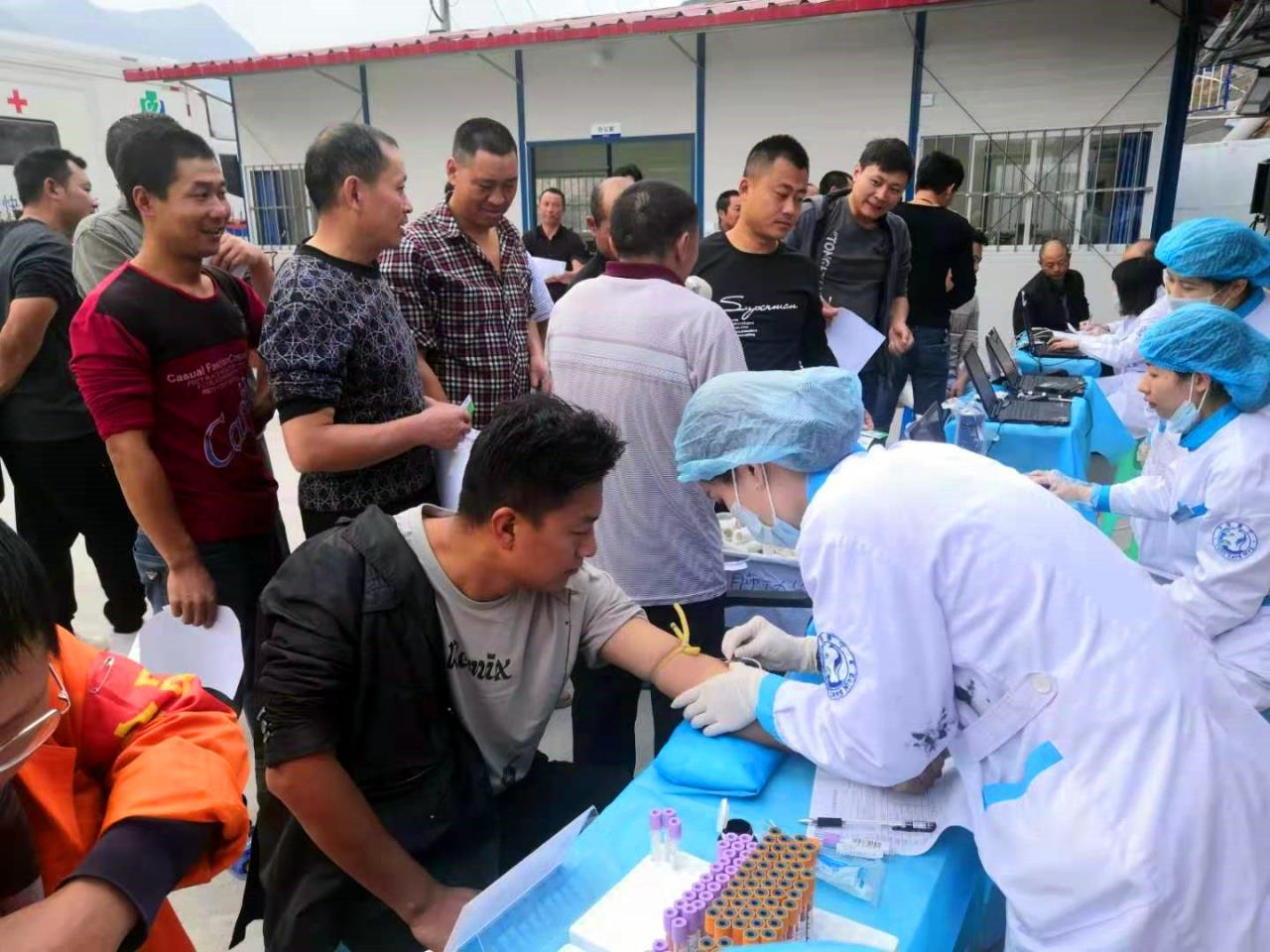 把健康送到一線(xiàn)  將真愛(ài)帶給職工—宜金高速XJ20項目部開(kāi)展健康體檢活動(dòng)