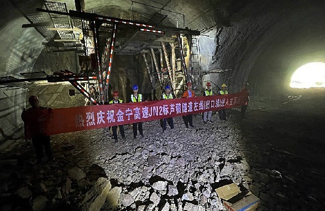 攻堅克難助推進(jìn)  全力以赴奔目標