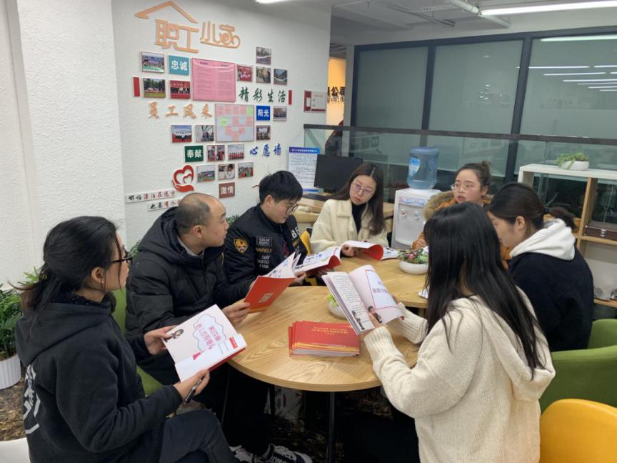 法治讀書(shū)會(huì )   共學(xué)民法典——橋梁工程分公司開(kāi)展黨員職工法治讀書(shū)會(huì )活動(dòng)
