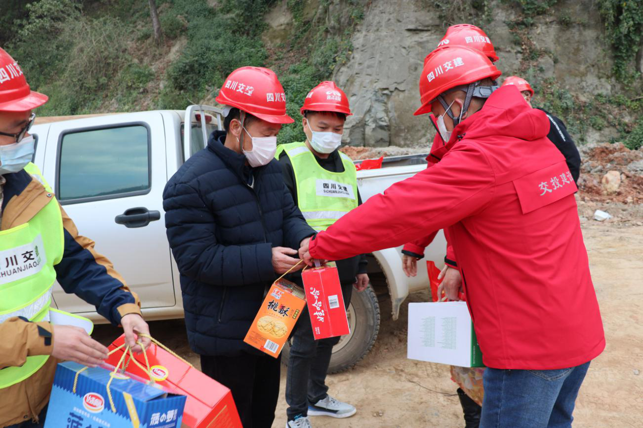 就地過(guò)年送濃情，值班堅守保復工  —公路分公司黨支部春節期間值班值守系列舉措