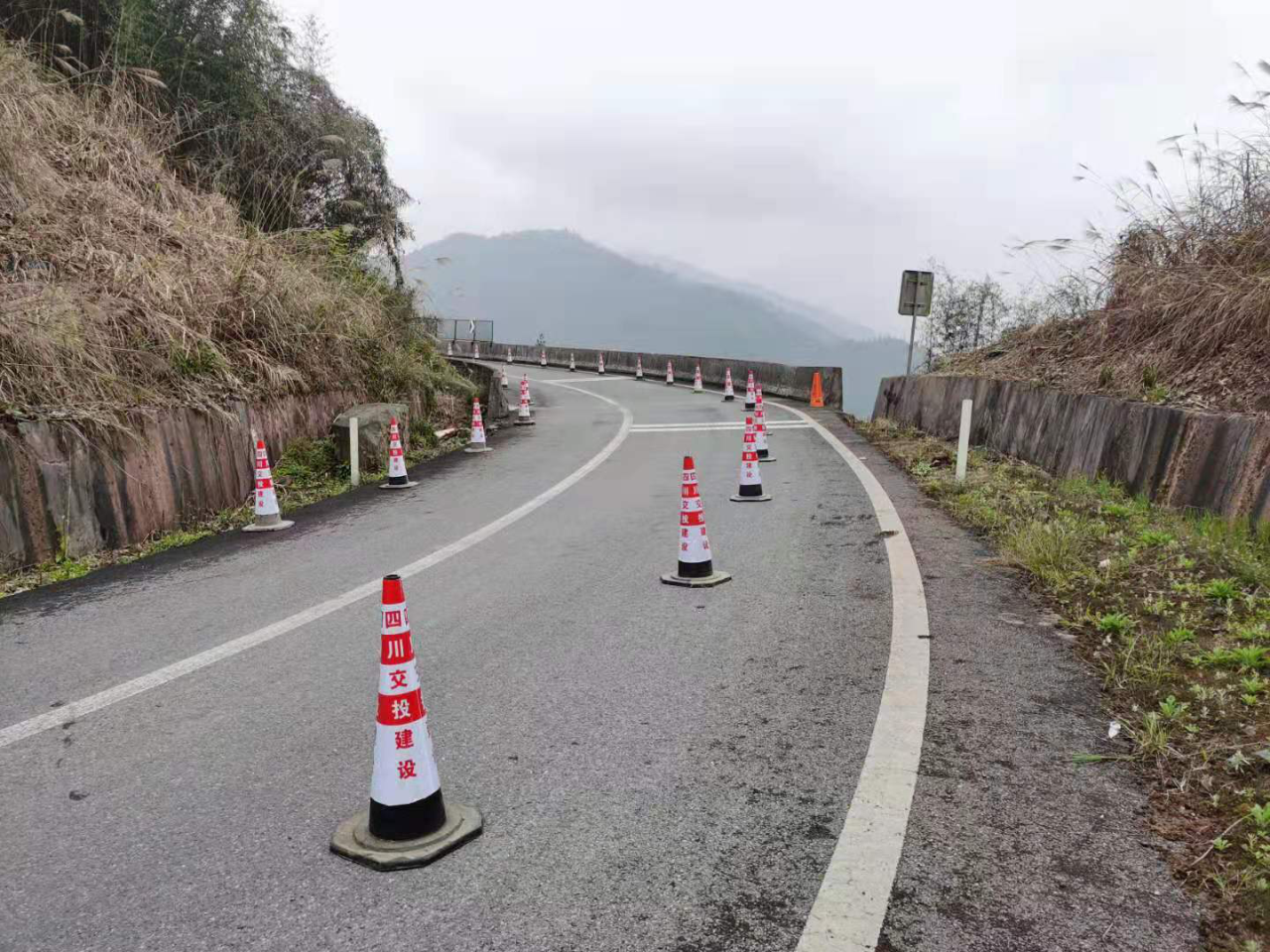 雅西高速獨柱式橋墩橋梁抗傾覆加固處治工程進(jìn)場(chǎng)施工