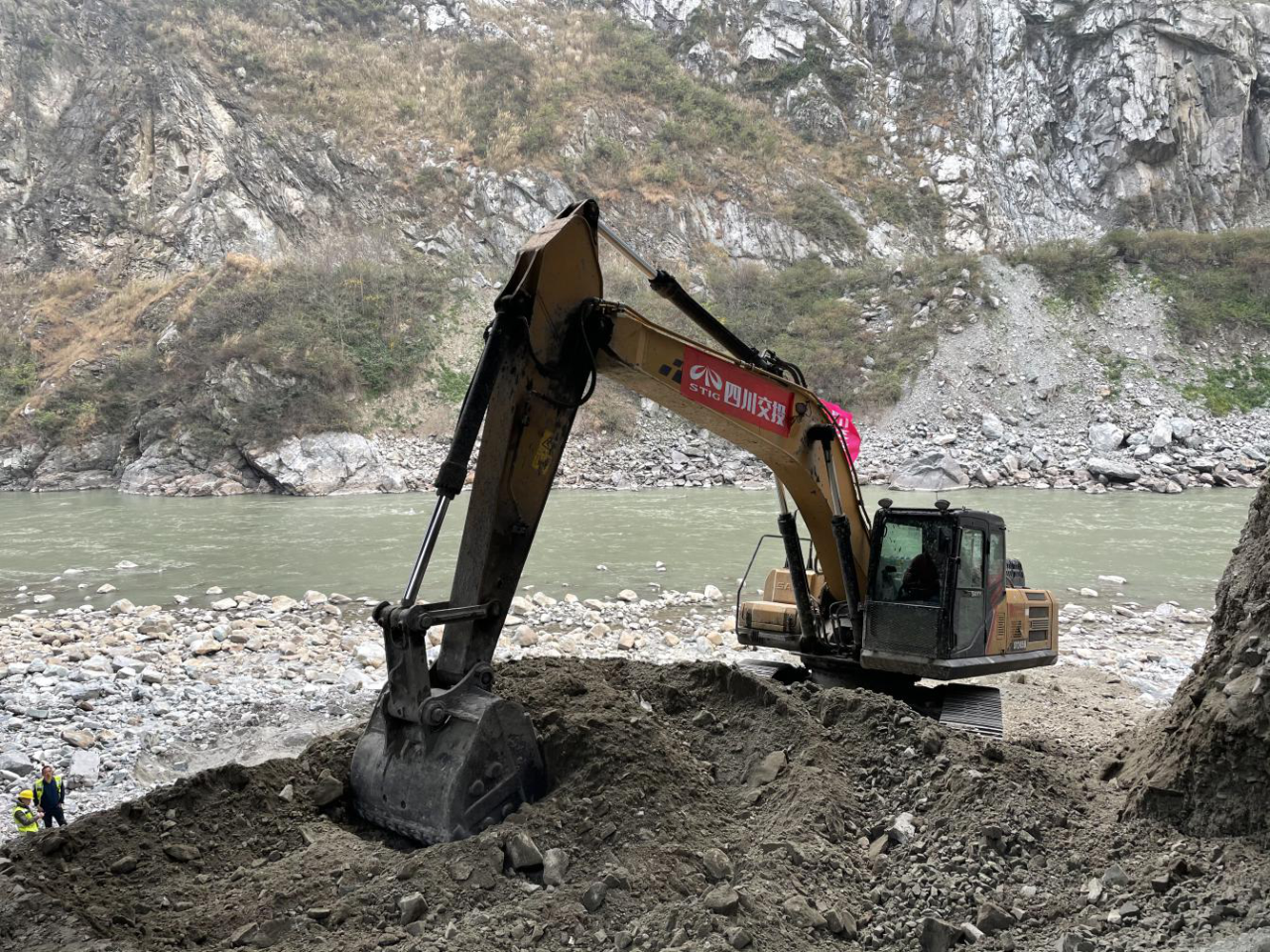 G4217蓉昌高速都汶段“8.17”泥石流災害 銀杏坪擋墻施工便道正式動(dòng)工