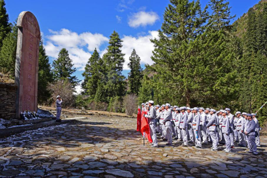 海拔3500米，沿著(zhù)久馬高速重走紅軍長(cháng)征路 ——四川交建黨史學(xué)習教育紀實(shí)