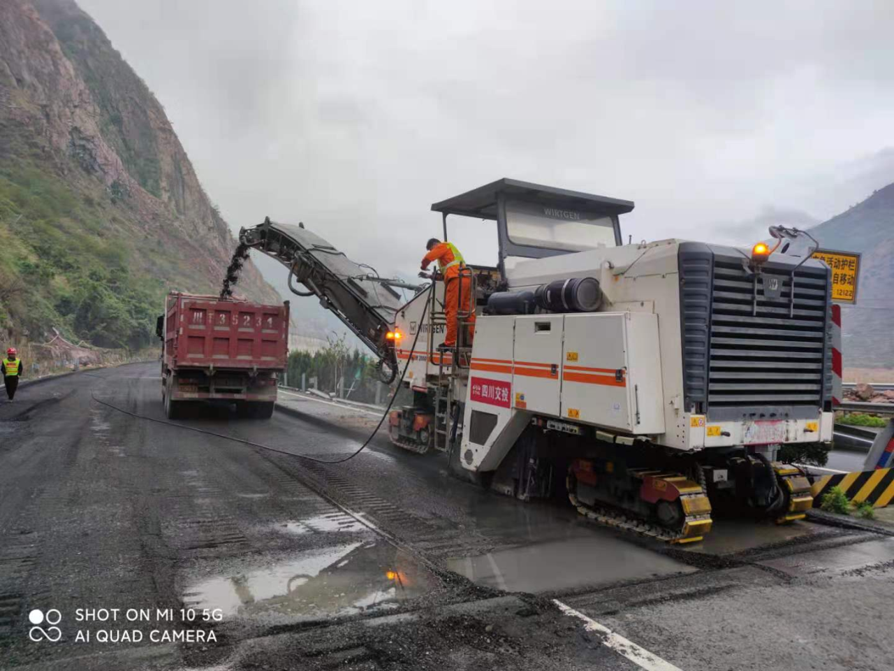 雅西高速公路K2044～K2046段 邊坡處治工程開(kāi)工
