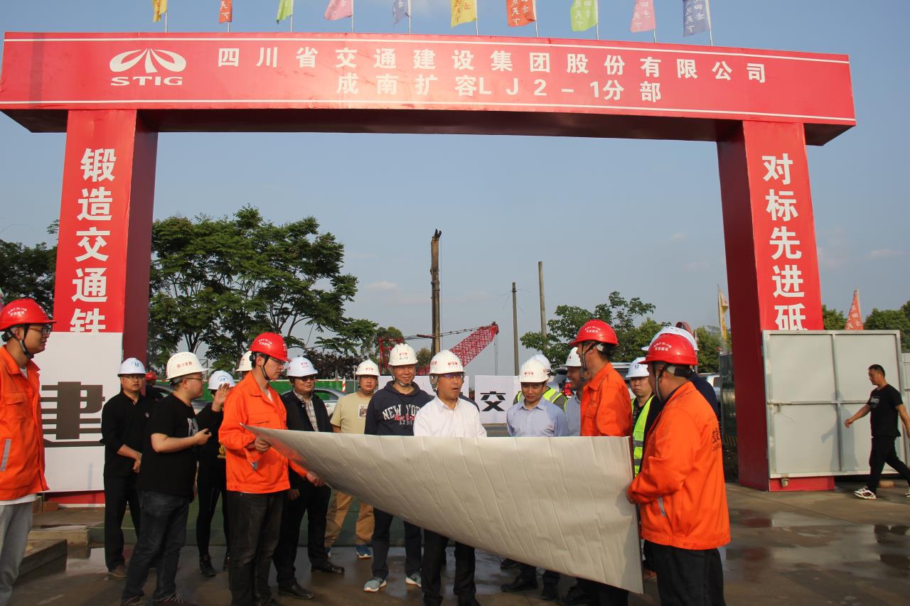 集團公司黨委委員、董事李永林一行蒞臨成南擴容LJ2-1項目部調研指導工作
