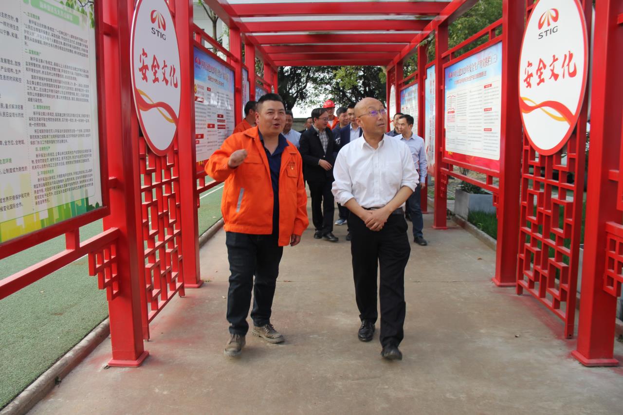 四川交投集團黨委委員、董事李永林一行查看項目文化長(cháng)廊.JPG