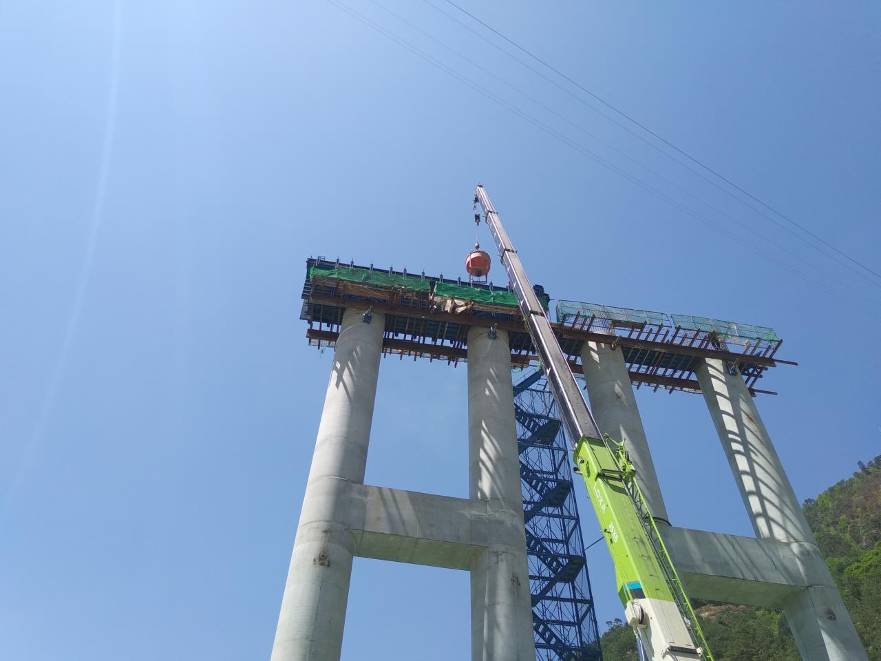 蓋梁澆筑現場(chǎng) (2).jpg