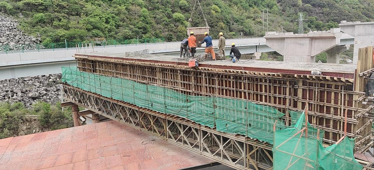 不斷道 不封路 保暢通 康新項目康定互通唯一跨線(xiàn)蓋梁順利完成澆筑