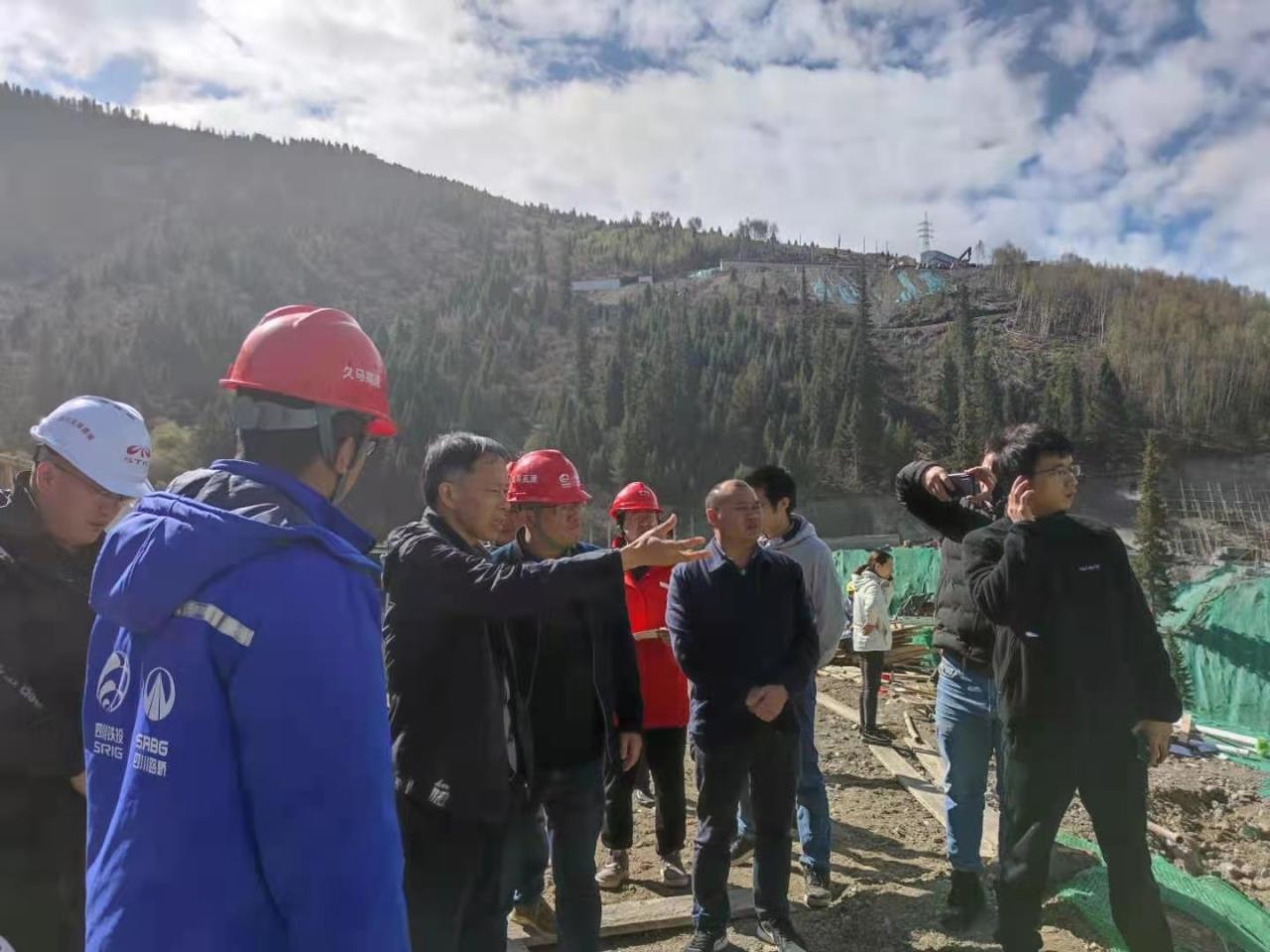 橋梁專(zhuān)家牟廷敏指導久馬高速海子山特大橋施工