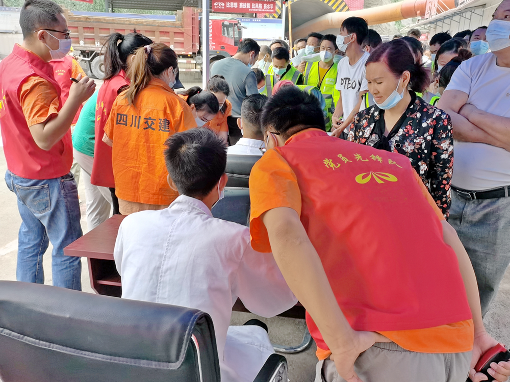 政企聯(lián)合心系民工 深入一線(xiàn)接種疫苗