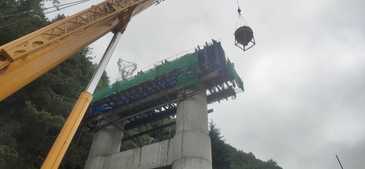 雅葉高速康定過(guò)境段不斷“生長(cháng)” 跑馬山大橋完成首片蓋梁澆筑