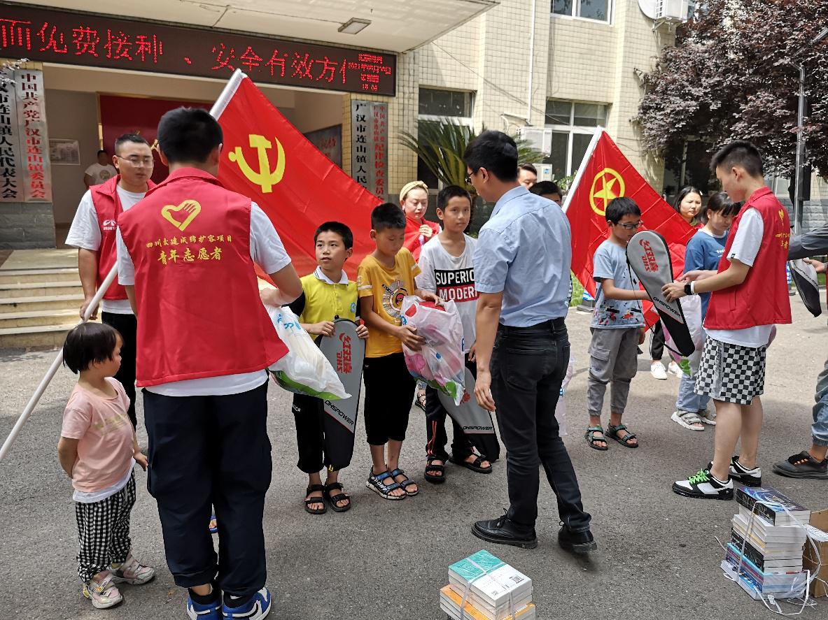 成綿擴容TJ5項目部正在派發(fā)文體用品和書(shū)籍.jpg