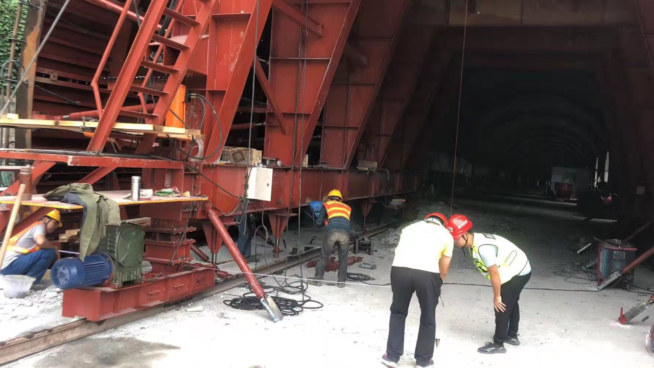 小堡明洞隧道二次襯砌臺車(chē)拼裝完成并投入使用