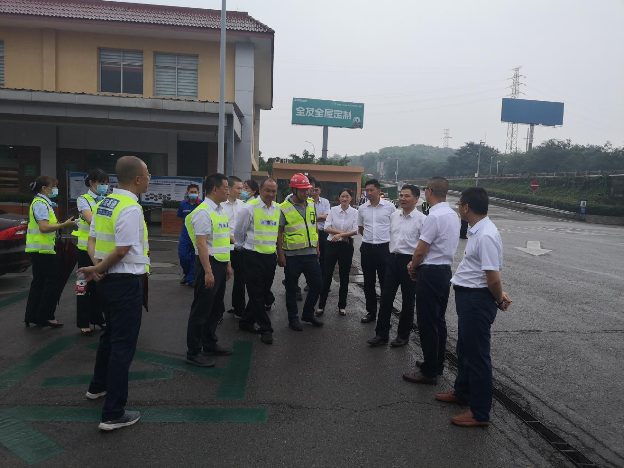 蜀道集團黨委委員、副董事長(cháng)周黎明一行檢查指導內宜路安全環(huán)保及防汛減災工作