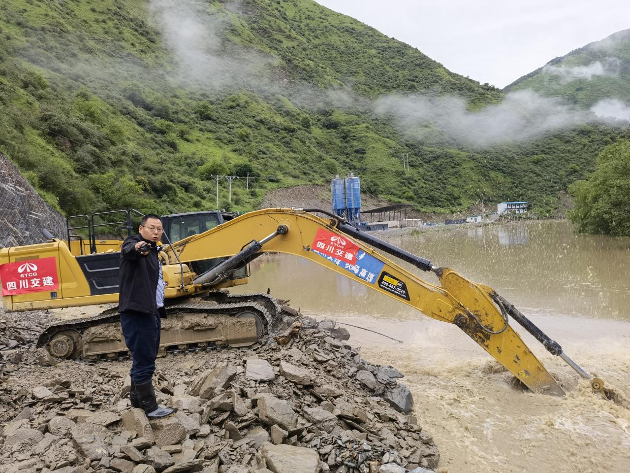 省道220突發(fā)泥石流 四川交建高原搶險