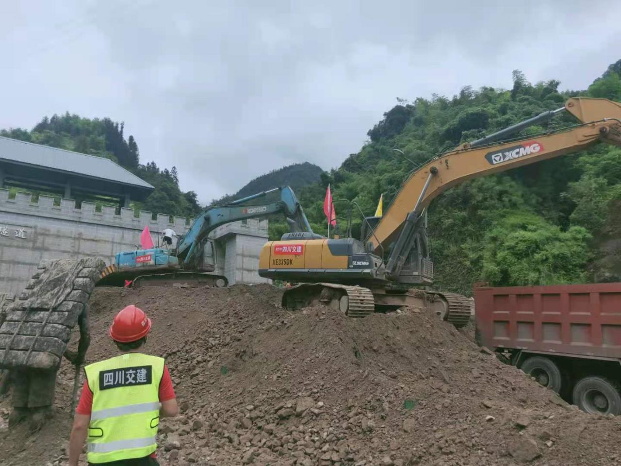 雅康高速突發(fā)泥石流，四川交建火速搶險