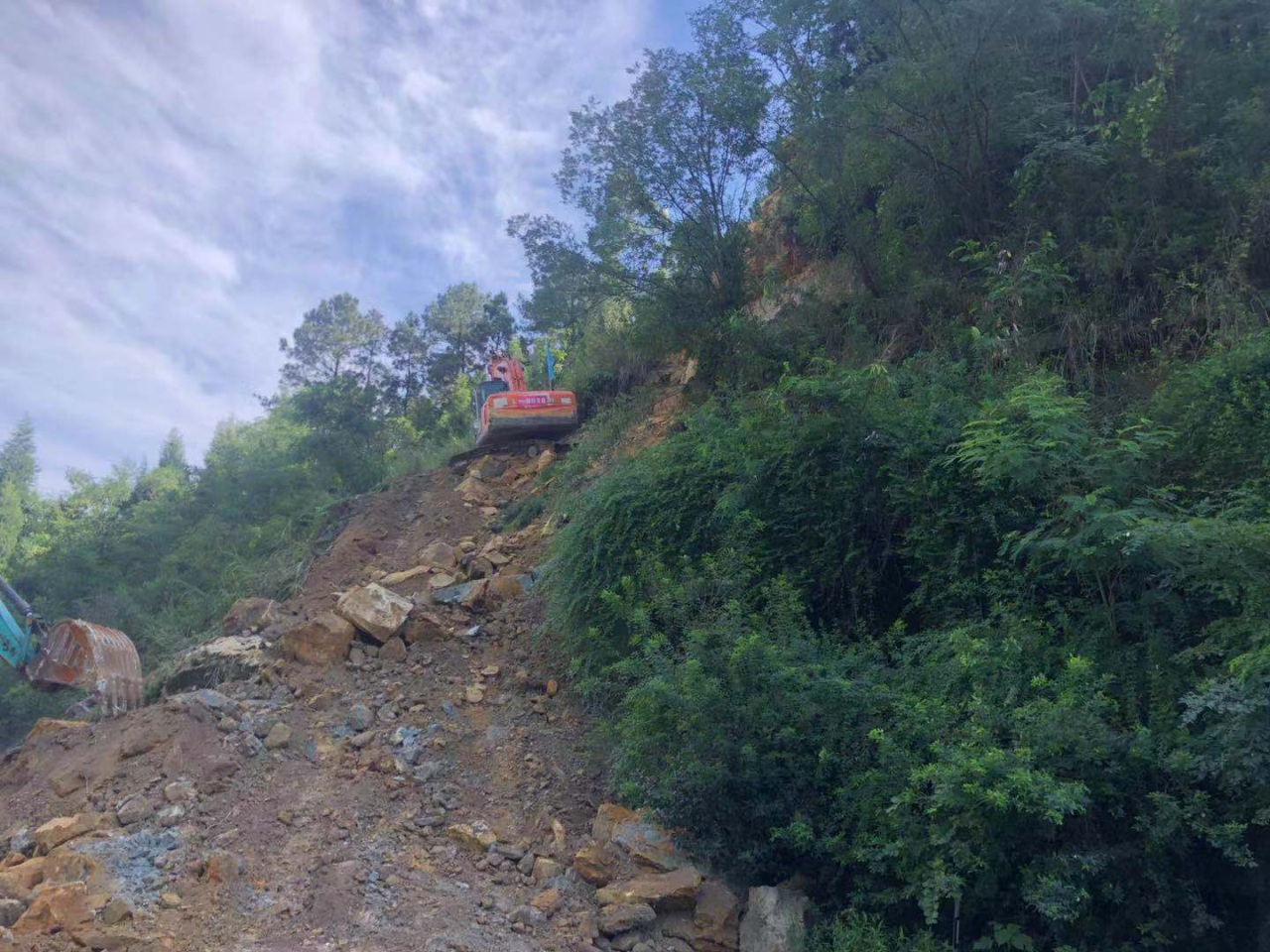 成仁高速山體滑坡，四川交建10小時(shí)搶通道路