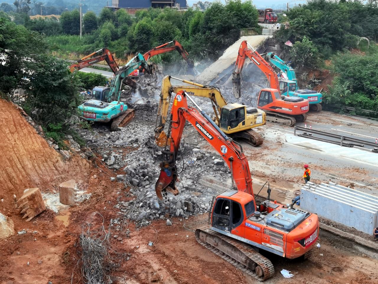 成樂(lè )高速擴容建設項目第三批天橋拆除工作順利完成