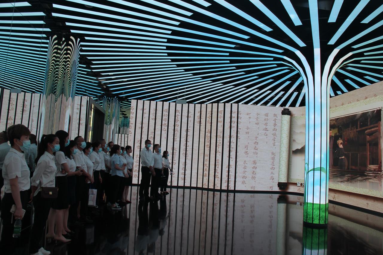 展廳觀(guān)看家風(fēng)家訓.JPG