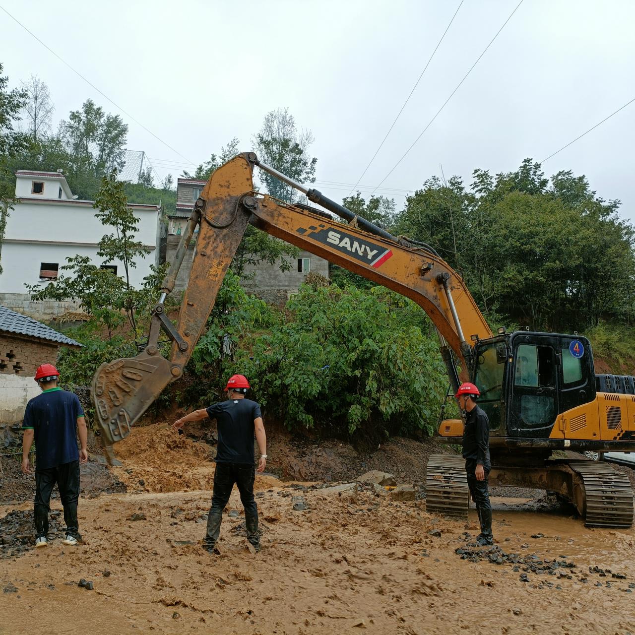 汶水鎮國道突發(fā)山洪 四川交建聞汛搶險