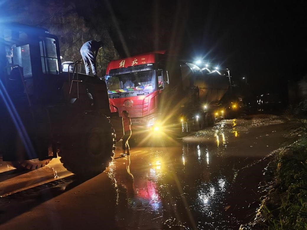 雨夜貨車(chē)被困353國道 橋梁工程分公司沿江高速XJ17項目部的搶險隊伍現場(chǎng)救援