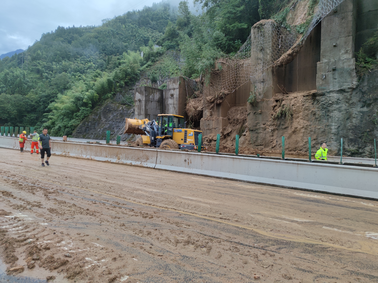 雅康、成雅高速突降暴雨致多處滑坡塌方  四川交建緊急馳援
