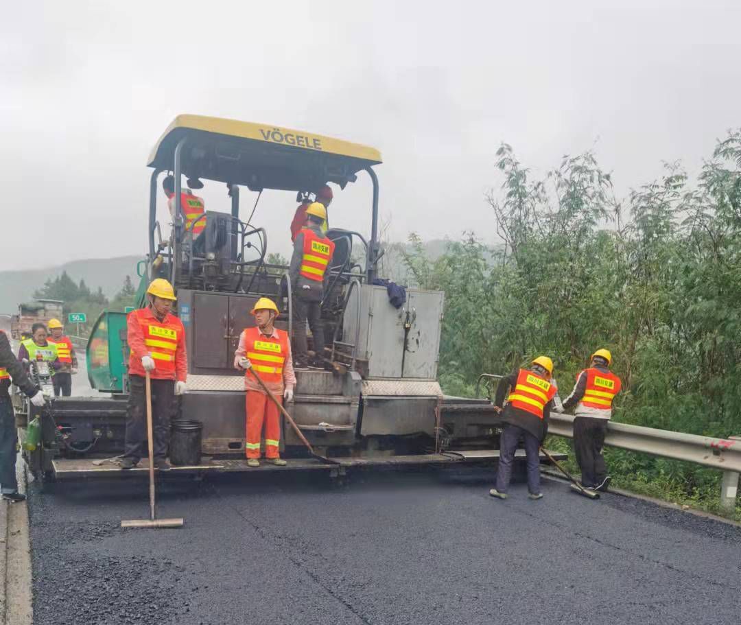 廣南高速公路2021年路面病害  處治工程施工現場(chǎng).jpg