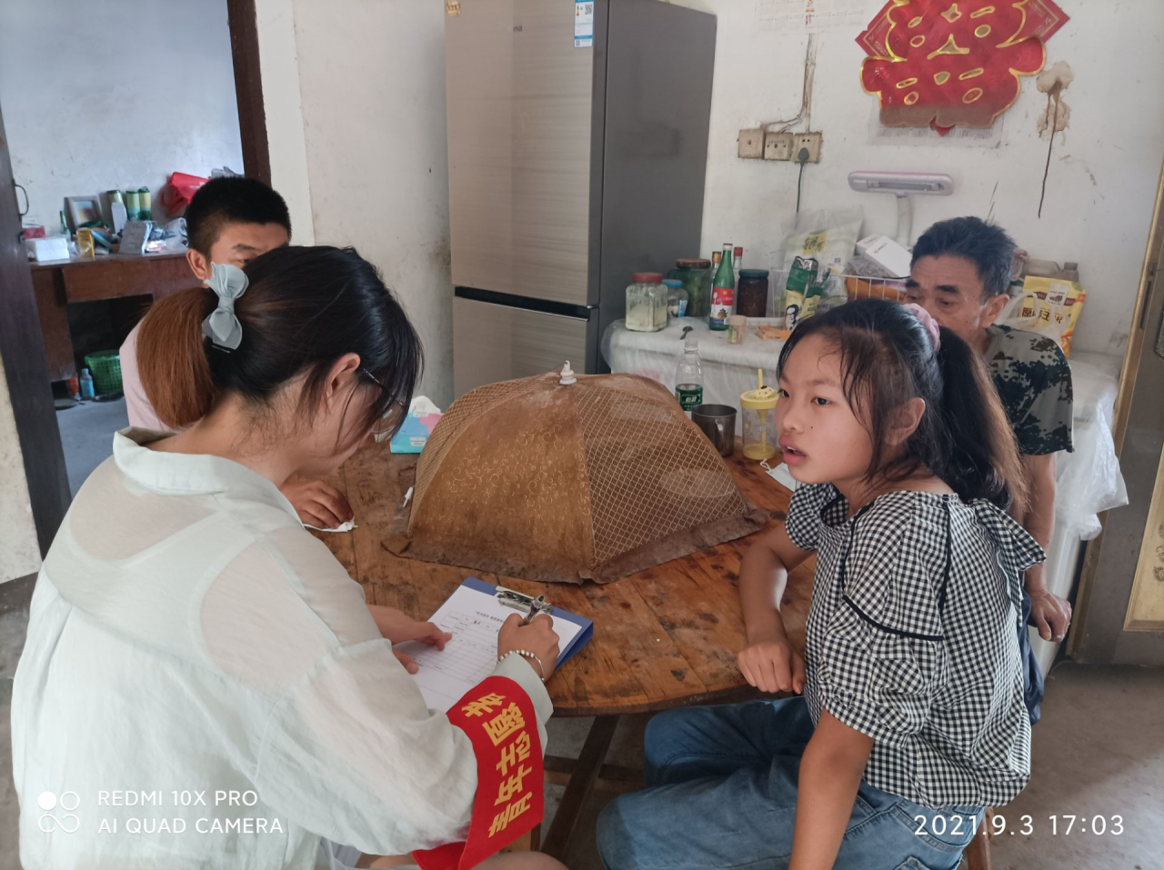 青年團員進(jìn)行家庭情況實(shí)地情況調查2.png