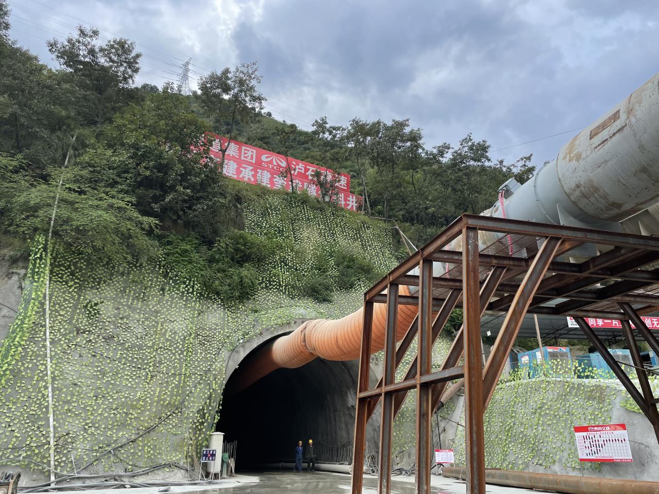 年底沖刺加速度！瀘石高速TJ3標隧道 掘進(jìn)超3000米