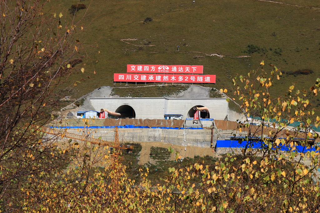 久馬高速建設提速推進(jìn)！然木多2號隧道單向掘進(jìn)突破1000米