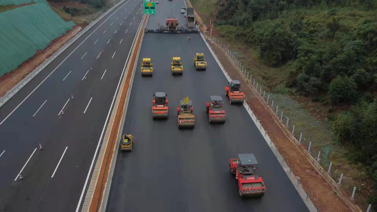 成樂(lè )擴容樂(lè )山段主線(xiàn)左幅進(jìn)入路面攤鋪