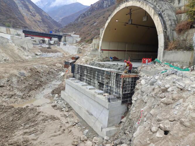 都汶高速公路登基溝大橋、簇頭溝中橋橋臺 基礎部分順利完成澆筑