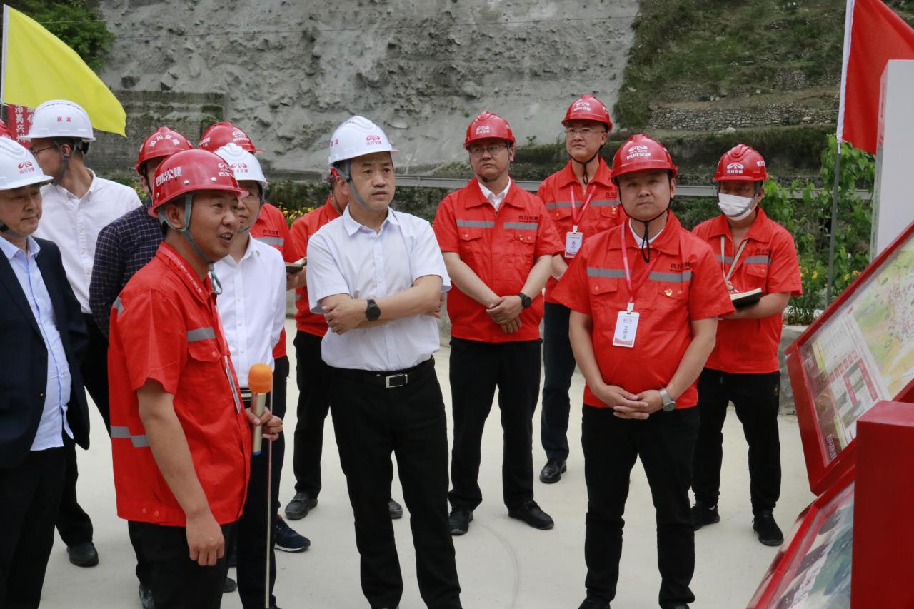 四川路橋股份公司黨委委員、四川交建集團黨委書(shū)記、 董事長(cháng)張航川赴瀘石高速調研指導工作