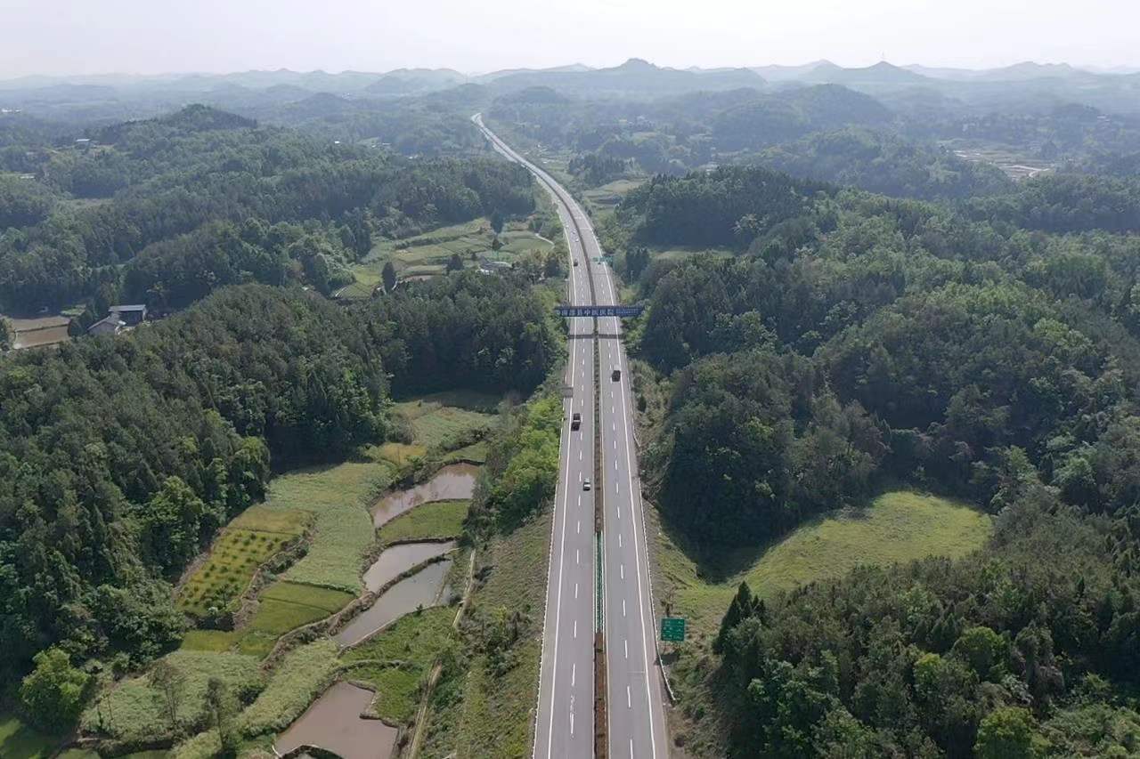 請注意！成德南高速K184左側應急施工，車(chē)輛限寬3.75m，請過(guò)往車(chē)輛注意觀(guān)察通行
